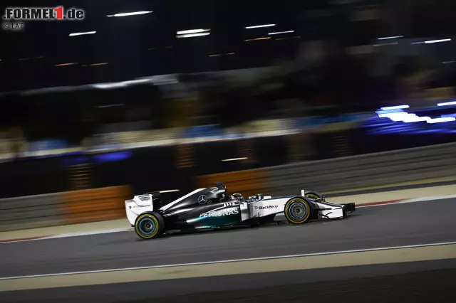 Foto zur News: Lewis Hamilton lässt gleich am Freitag keine Zweifel aufkommen, wen es in Bahrain zu schlagen gilt. Der Brite dominiert vor dem Qualifying alle Trainingssitzungen und zeigt auch seinem Teamkollegen Nico Rosberg eindrucksvoll, dass er sich nicht hinter dem Deutschen anstellen will. Rosberg schließt indes alle Trainings als Zweiter ab und untermauert die Mercedes-Dominanz.