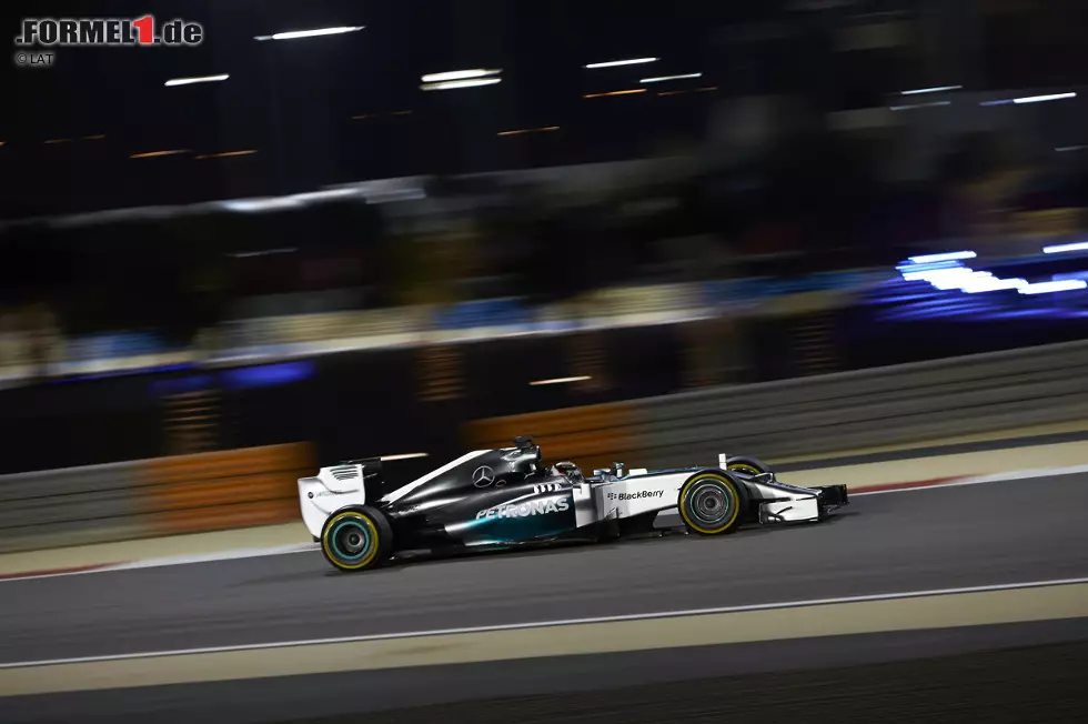 Foto zur News: Lewis Hamilton lässt gleich am Freitag keine Zweifel aufkommen, wen es in Bahrain zu schlagen gilt. Der Brite dominiert vor dem Qualifying alle Trainingssitzungen und zeigt auch seinem Teamkollegen Nico Rosberg eindrucksvoll, dass er sich nicht hinter dem Deutschen anstellen will. Rosberg schließt indes alle Trainings als Zweiter ab und untermauert die Mercedes-Dominanz.