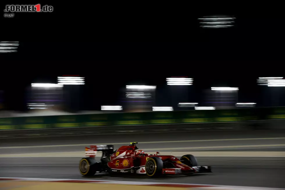 Foto zur News: Was die Rookies im ersten Training allerdings verpassen, ist die große Neuerung in Sachir: Zum zehnjährigen Jubiläum der Strecke findet der Großteil des Programms unter Flutlicht statt. Auch für Kimi Räikkönen ist dies in Bahrain ein neues Erlebnis - sollte er im kommenden Jahr wiederkommen, darf er es aber voraussichtlich wieder erleben, denn Bahrain soll ein Flutlicht-Rennen bleiben.