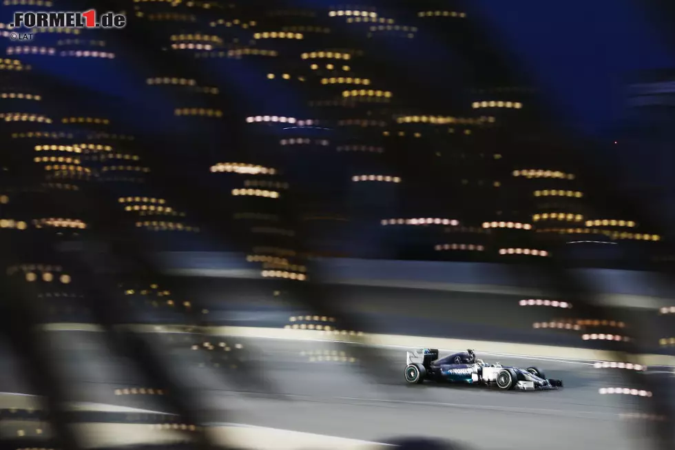Weil sich dieser einen dicken Fehler leistet: Hamilton verbremst sich auf seiner schnellen Runde bereits im ersten Abschnitt heftig und kann seine Zeit nicht mehr verbessern. Erstmals in dieser Saison startet der Mann mit der 44 somit nicht von Pole - und hinter seinem Teamkollegen. Doch die Qualifikation hat gezeigt: Fahren sich die Piloten nicht in die silberne Karre, dürfte ihnen der Sieg nicht zu nehmen sein. Foto zur News: Weil sich dieser einen dicken Fehler leistet: Hamilton verbremst sich auf seiner schnellen Runde bereits im ersten Abschnitt heftig und kann seine Zeit nicht mehr verbessern. Erstmals in dieser Saison startet der Mann mit der 44 somit nicht von Pole - und hinter seinem Teamkollegen. Doch die Qualifikation hat gezeigt: Fahren sich die Piloten nicht in die silberne Karre, dürfte ihnen der Sieg nicht zu nehmen sein.
