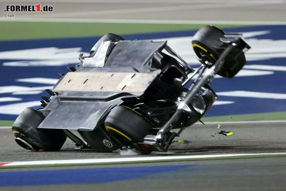 Doch die nächste Schrecksekunde lässt nicht lange auf sich warten: Pastor Maldonado nimmt in Runde 40 aus der Box kommend Esteban Gutierrez auf die Hörner. Der Sauber-Pilot überschlägt sich und bleibt schockiert im Auto sitzen. "Was war das denn?", fragt er am Funk. Das fragen sich die Rennstewards auch und belegen den Venezolaner mit einer Stop-&-Go-Strafe, einer Rückversetzung und drei Strafpunkten. Foto zur News: Doch die nächste Schrecksekunde lässt nicht lange auf sich warten: Pastor Maldonado nimmt in Runde 40 aus der Box kommend Esteban Gutierrez auf die Hörner. Der Sauber-Pilot überschlägt sich und bleibt schockiert im Auto sitzen. "Was war das denn?", fragt er am Funk. Das fragen sich die Rennstewards auch und belegen den Venezolaner mit einer Stop-&-Go-Strafe, einer Rückversetzung und drei Strafpunkten.