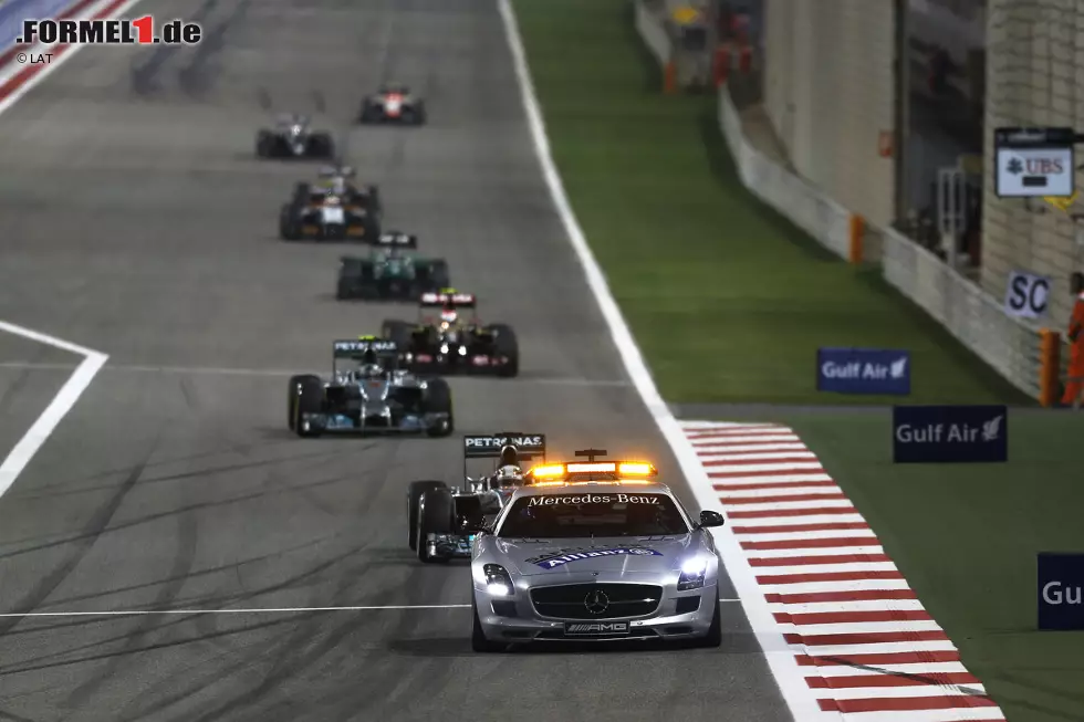 Das Safety-Car muss auf die Strecke, und der schöne Vorsprung von Mercedes - und auch von Force India - ist weg. Besonders schwierig ist die Situation nun für Lewis Hamilton, der bei seinem letzten Boxenstopp die harten Reifen aufgezogen hat und weiß, dass Rosberg auf weichen Pneus die besseren Karten hat. Foto zur News: Das Safety-Car muss auf die Strecke, und der schöne Vorsprung von Mercedes - und auch von Force India - ist weg. Besonders schwierig ist die Situation nun für Lewis Hamilton, der bei seinem letzten Boxenstopp die harten Reifen aufgezogen hat und weiß, dass Rosberg auf weichen Pneus die besseren Karten hat.