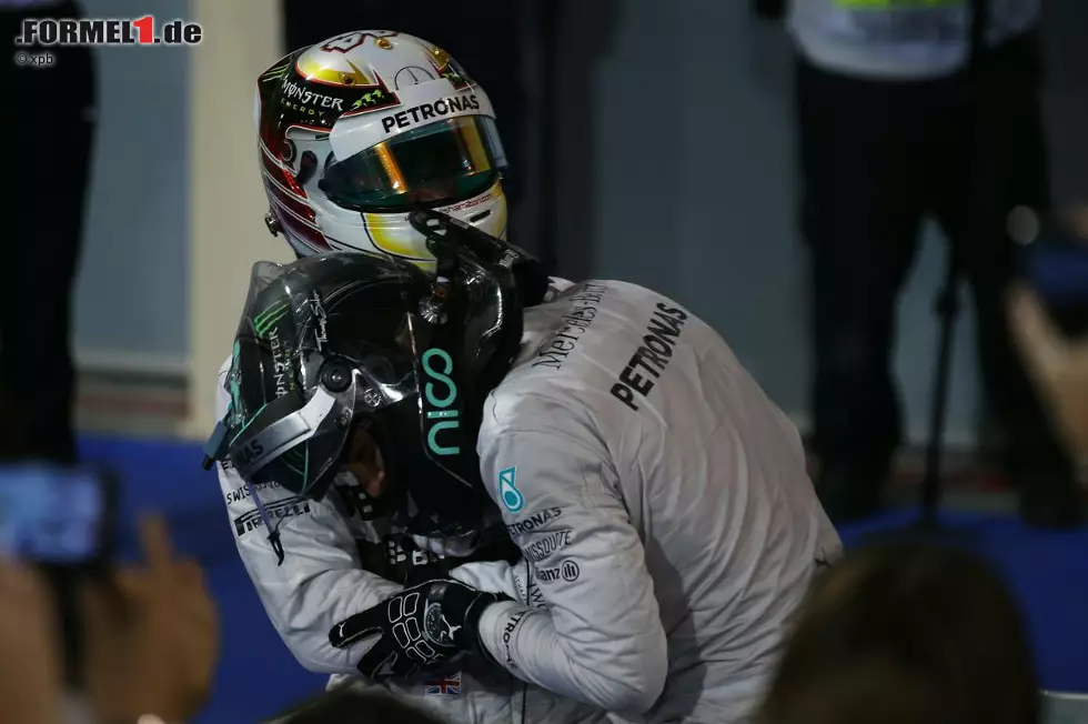 So siegt Hamilton nach Malaysia bereits zum zweiten Mal in Folge, zudem ist es der dritte Mercedes-Sieg im dritten Saisonrennen. Schöne Gesten gibt es auch nach der Zieldurchfahrt: Rosberg und Hamilton umarmen sich herzlich, obwohl sie auf der Strecke nicht gerade zimperlich miteinander umgegangen sind. Foto zur News: So siegt Hamilton nach Malaysia bereits zum zweiten Mal in Folge, zudem ist es der dritte Mercedes-Sieg im dritten Saisonrennen. Schöne Gesten gibt es auch nach der Zieldurchfahrt: Rosberg und Hamilton umarmen sich herzlich, obwohl sie auf der Strecke nicht gerade zimperlich miteinander umgegangen sind.