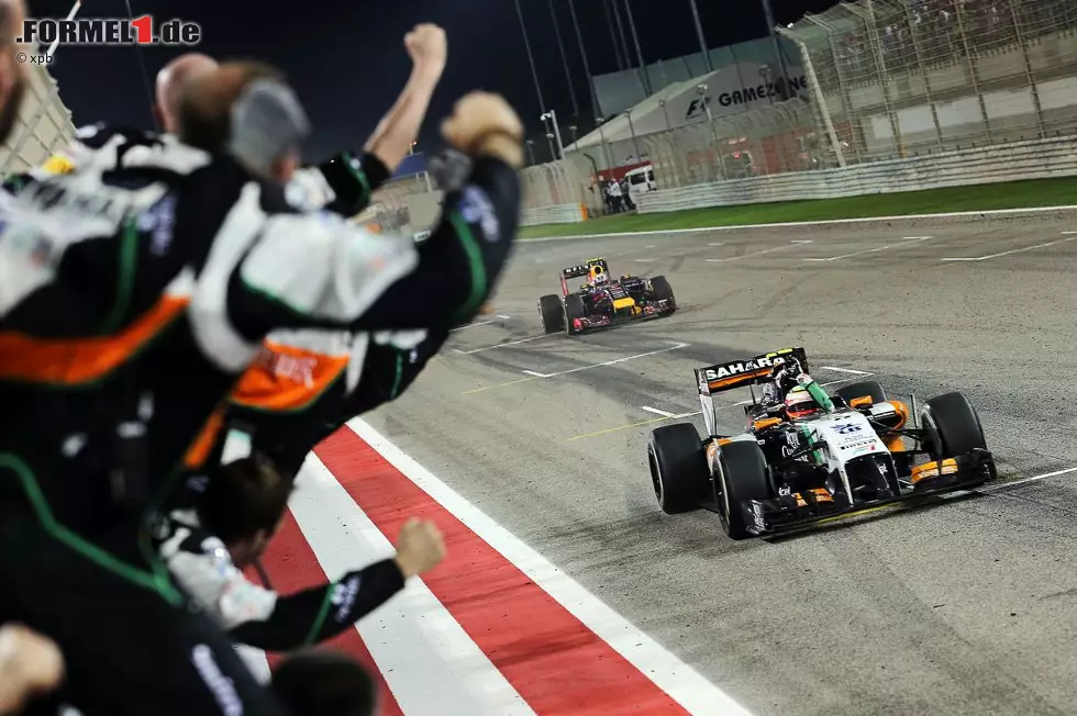 Dritter wird sensationell Sergio Perez, der sich in der spannenden Schlussphase gegen den heranstürmenden Daniel Ricciardo behaupten kann. Eine Runde länger, und der Mexikaner hätte wohl den Platz noch an den Australier abgeben müssen, fürchtet er. Doch da nach 57 Runden abgewunken wird, holt Perez den Podestplatz für Force India - es ist der erste für das Team von Vijay Mallya seit dem Sensationsritt von Giancarlo Fisichella in Spa-Francorchamps 2009. Foto zur News: Dritter wird sensationell Sergio Perez, der sich in der spannenden Schlussphase gegen den heranstürmenden Daniel Ricciardo behaupten kann. Eine Runde länger, und der Mexikaner hätte wohl den Platz noch an den Australier abgeben müssen, fürchtet er. Doch da nach 57 Runden abgewunken wird, holt Perez den Podestplatz für Force India - es ist der erste für das Team von Vijay Mallya seit dem Sensationsritt von Giancarlo Fisichella in Spa-Francorchamps 2009.