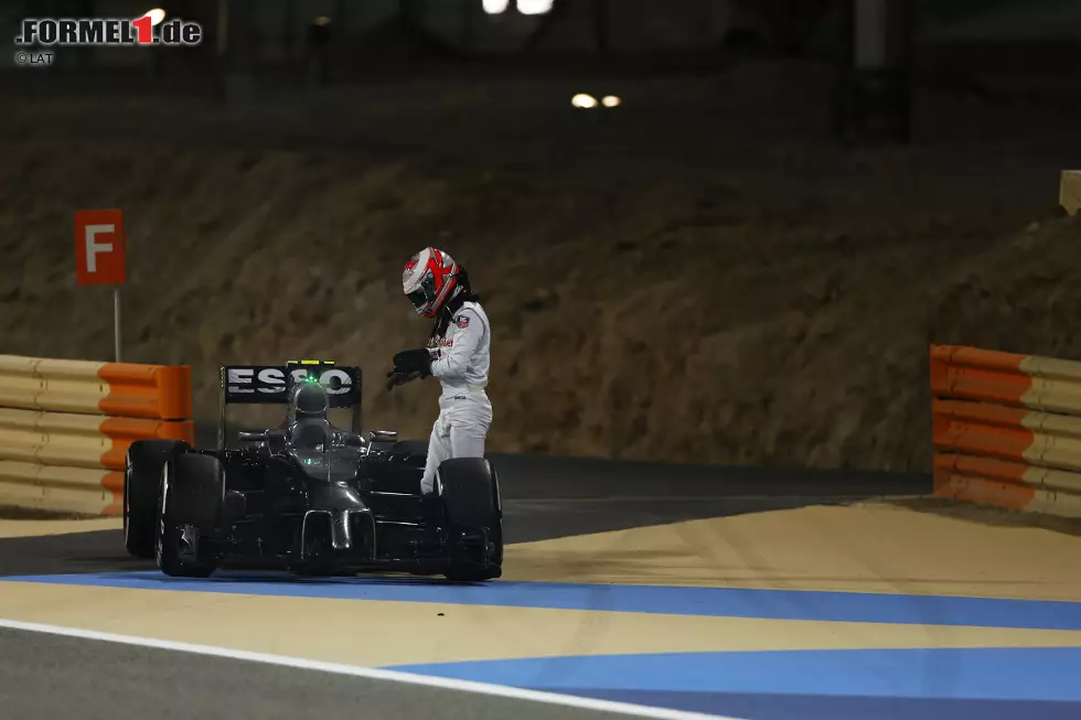 Auch bei McLaren ist der Glanz des Saisonauftakts ab. Kevin Magnussen und Jenson Button müssen ihre Boliden vorzeitig am Streckenrand parken und gehen in Bahrain leer aus. Besonders für den Weltmeister von 2009 ist dies eine große Enttäuschung, denn er feiert an diesem Wochenende seinen 250. Grand Prix. Foto zur News: Auch bei McLaren ist der Glanz des Saisonauftakts ab. Kevin Magnussen und Jenson Button müssen ihre Boliden vorzeitig am Streckenrand parken und gehen in Bahrain leer aus. Besonders für den Weltmeister von 2009 ist dies eine große Enttäuschung, denn er feiert an diesem Wochenende seinen 250. Grand Prix.