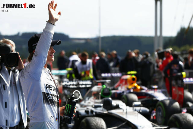 Foto zur News: Nach einem verregneten Qualifying in Spa-Francorchamps hat wieder einmal Mercedes-Pilot Nico Rosberg die Nase vorn. Teamkollege Lewis Hamilton geht von Platz zwei aus ins Rennen, Sebastian Vettel startet als Dritter.