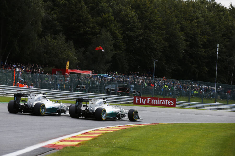 Foto zur News: Rosberg macht eine Runde lang mächtig Druck auf seinen WM-Rivalen. Obwohl DRS noch nicht freigegeben ist, wagt er ebenfalls am Ende der Kemmel-Geraden den
