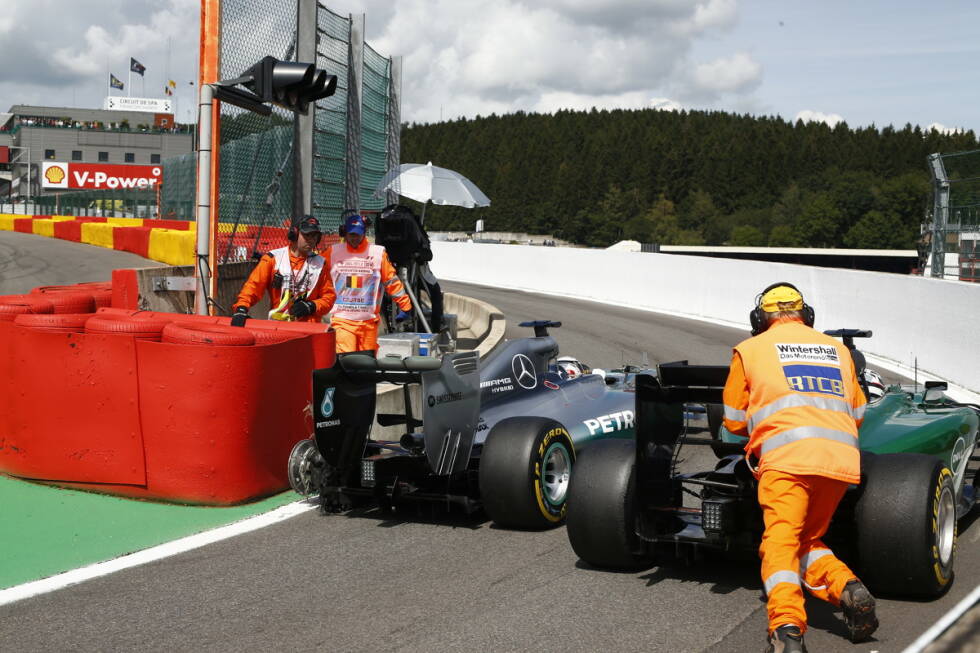 Foto zur News: Während Rosberg zunächst weiterfahren kann, schleppt sich Hamilton mit dickem Hals und einem Platten zurück in die Boxengasse, wo er eingangs auf einen anderen Deutschen trifft...