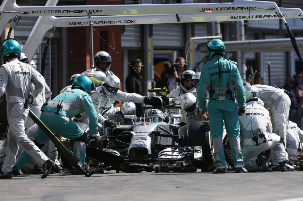Foto zur News: Wenig später muss auch der zweite Silberpfeil an die Box kommen, um die Schäden des Unfalls beheben zu lassen. Dadurch ändert sich bei Rosberg auch die gesamte Strategie. Ricciardo übernimmt erstmals die Führung.