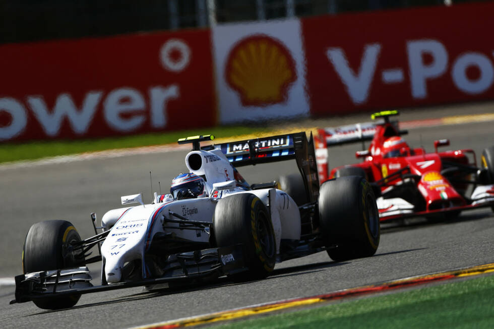 Foto zur News: Indes zeichnet sich auf der Strecke eine Wachablösung im finnischen Motorsport ab. Kimi Räikkönen, der das beste Rennen seit seinem Ferrari-Comeback fährt und am Ende Vierter wird, muss Landsmann Valtteri Bottas im Williams passieren lassen.