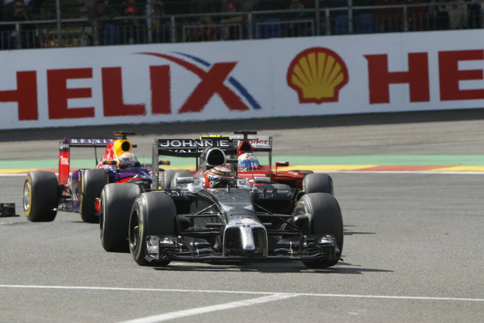 Foto zur News: Dahinter entwickelt sich in den letzten Runden ein packender Vierkampf. Kevin Magnussen fährt mit harten Bandagen gegen Fernando Alonso, der sich zum wiederholten Mal die Zähne am jungen Dänen ausbeißt. Magnussen drängt den Ferrari-Star von der Strecke ab, bekommt nach dem Rennen eine 20-Sekunden-Strafe. In einer anderen Situation profitiert Vettel vom Zweikampf der beiden und geht an beiden vorbei. Auch Button ist involviert und kassiert schließlich noch Alonso.