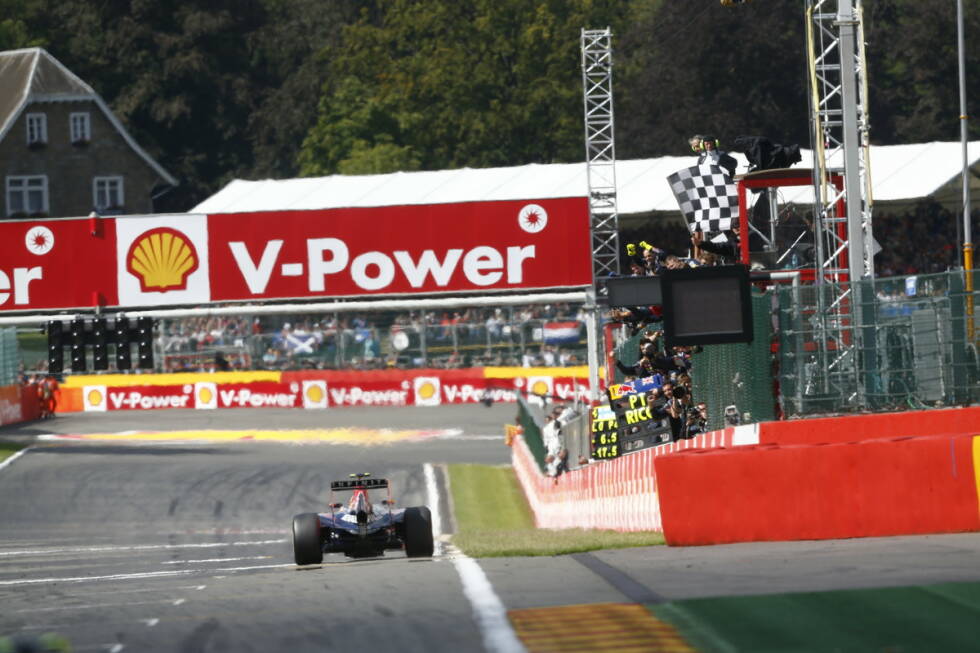 Foto zur News: Nach 44 Runden geht Daniel Ricciardo als Erster über die Ziellinie und darf sich über seinen dritten Sieg in der Königsklasse freuen.