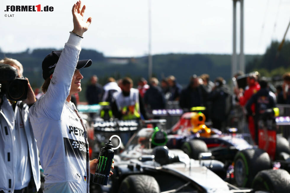 Foto zur News: Nach einem verregneten Qualifying in Spa-Francorchamps hat wieder einmal Mercedes-Pilot Nico Rosberg die Nase vorn. Teamkollege Lewis Hamilton geht von Platz zwei aus ins Rennen, Sebastian Vettel startet als Dritter.