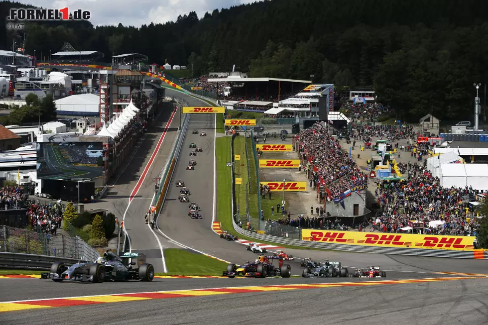 Foto zur News: Der amtierende Weltmeister erwischt einen hervorragenden Start und zieht am Pole-Setter Rosberg vorbei. Nach Eau Rouge führt aber ein anderer: Lewis Hamilton.