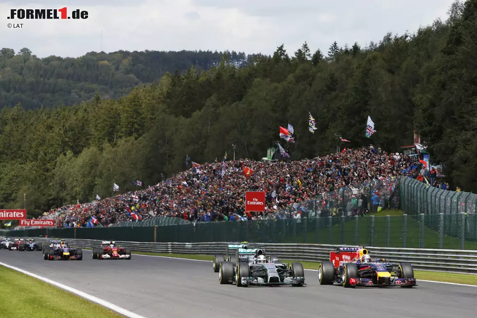 Foto zur News: Überholversuch am Ende der Kemmel-Geraden, ist jedoch außen. Der Deutsche verbremst sich leicht, fährt geradeaus und kommt hinter Rosberg zurück auf die Strecke. Damit liegen die beiden Silberpfeile wieder direkt hintereinander auf den Rängen eins und zwei...