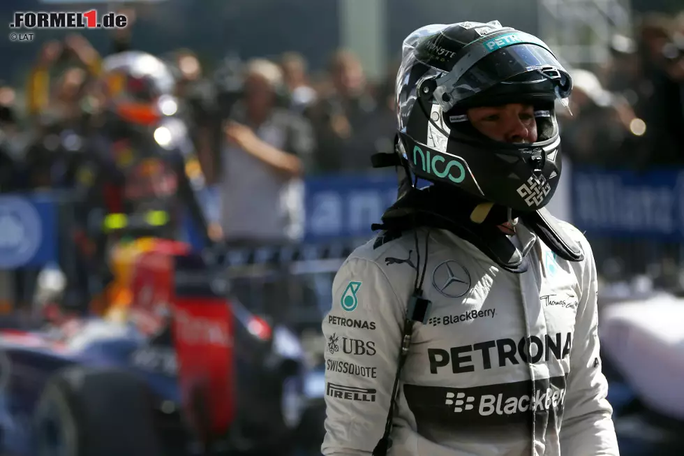 Rosberg weiß hingegen nicht so recht, ob er weinen oder lachen soll. Zum einen hat er seinen Vorsprung in der Meisterschaft deutlich ausbauen können, zum anderen ahnt er, dass großes Ungemach droht. Foto zur News: Rosberg weiß hingegen nicht so recht, ob er weinen oder lachen soll. Zum einen hat er seinen Vorsprung in der Meisterschaft deutlich ausbauen können, zum anderen ahnt er, dass großes Ungemach droht.
