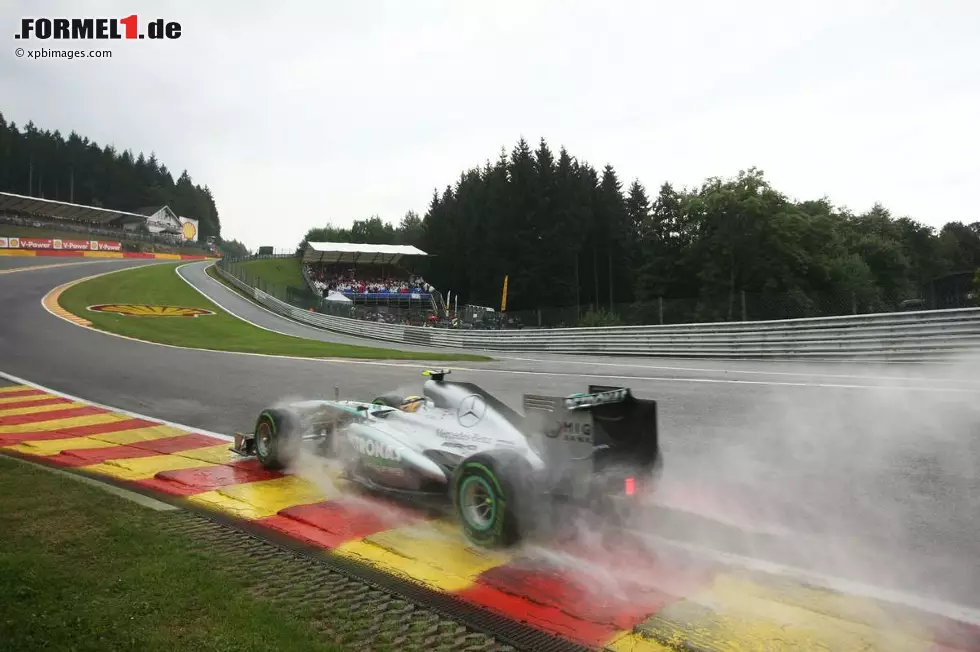 Foto zur News: Kein Spa-Wochenende ohne Wetterkapriolen: Die erste Trainingseinheit findet unter wechselnden Bedingungen statt und bringt Fernando Alonso als Schnellsten hervor. Beim zweiten und dritten Freien Training kann sich auf trockener Fahrbahn jeweils Vettel durchsetzen. Richtig durchwachsen wird es aber erst im Qualifying...