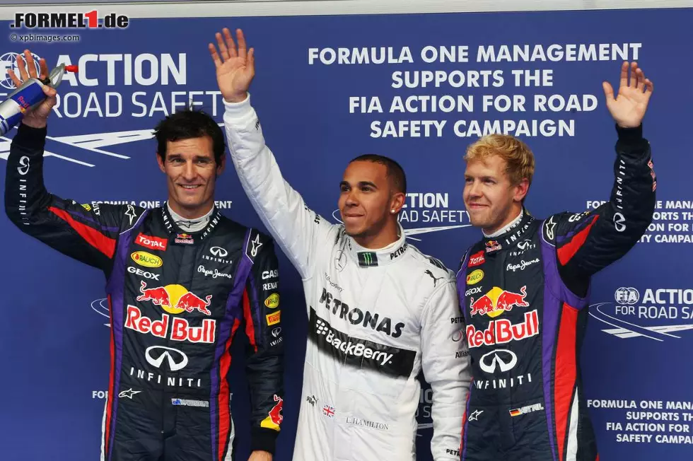 Lewis Hamilton ist der Glückliche, der die besten Streckenbedingungen und die schnellste Zeit erwischt. Er qualifiziert sich als Erster vor den Red-Bull-Fahrern Vettel und Mark Webber. Es ist schon die achte Mercedes-Pole der Saison, gewonnen haben die Silberpfeile 2013 allerdings erst zweimal. Foto zur News: Lewis Hamilton ist der Glückliche, der die besten Streckenbedingungen und die schnellste Zeit erwischt. Er qualifiziert sich als Erster vor den Red-Bull-Fahrern Vettel und Mark Webber. Es ist schon die achte Mercedes-Pole der Saison, gewonnen haben die Silberpfeile 2013 allerdings erst zweimal.