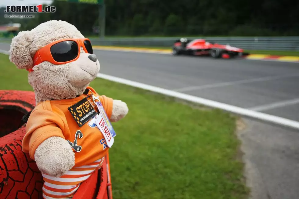 Das Rennen in Spa-Francorchamps verspricht einmal mehr ein spannendes zu werden. Kann sich Hamilton wie zuvor in Budapest durchsetzen? Holt sich Vettel seinen fünften Saisonerfolg? Oder kann ein anderer Pilot in den Ardennen punkten? Fans und Streckenposten sind gespannt. Foto zur News: Das Rennen in Spa-Francorchamps verspricht einmal mehr ein spannendes zu werden. Kann sich Hamilton wie zuvor in Budapest durchsetzen? Holt sich Vettel seinen fünften Saisonerfolg? Oder kann ein anderer Pilot in den Ardennen punkten? Fans und Streckenposten sind gespannt.
