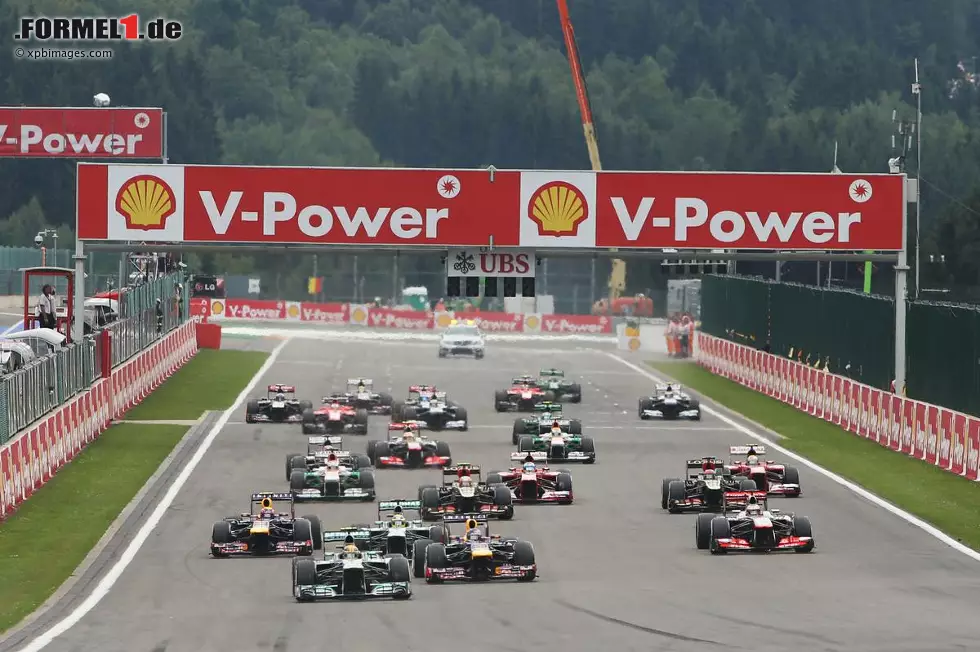 Beim Start kann sich Hamilton noch gegenüber den beiden Red Bulls behaupten. Webber kommt sowieso einmal mehr schlecht weg und fällt weit nach hinten. Dafür erwischt Fernando Alonso einen guten Start und liegt, vom neunten Platz aus ins Rennen gegangen, schon nach kürzester Zeit auf Platz vier. Foto zur News: Beim Start kann sich Hamilton noch gegenüber den beiden Red Bulls behaupten. Webber kommt sowieso einmal mehr schlecht weg und fällt weit nach hinten. Dafür erwischt Fernando Alonso einen guten Start und liegt, vom neunten Platz aus ins Rennen gegangen, schon nach kürzester Zeit auf Platz vier.