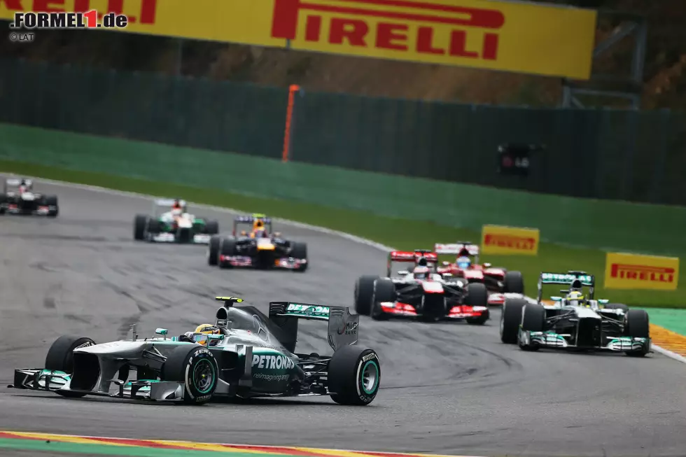 Hamiltons Führungskilometer enden aber schon nach wenigen Kurven. Vettel zieht an dem Briten vorbei, der nun seinen Teamkollegen Nico Rosberg im Rückspiegel hat. Foto zur News: Hamiltons Führungskilometer enden aber schon nach wenigen Kurven. Vettel zieht an dem Briten vorbei, der nun seinen Teamkollegen Nico Rosberg im Rückspiegel hat.