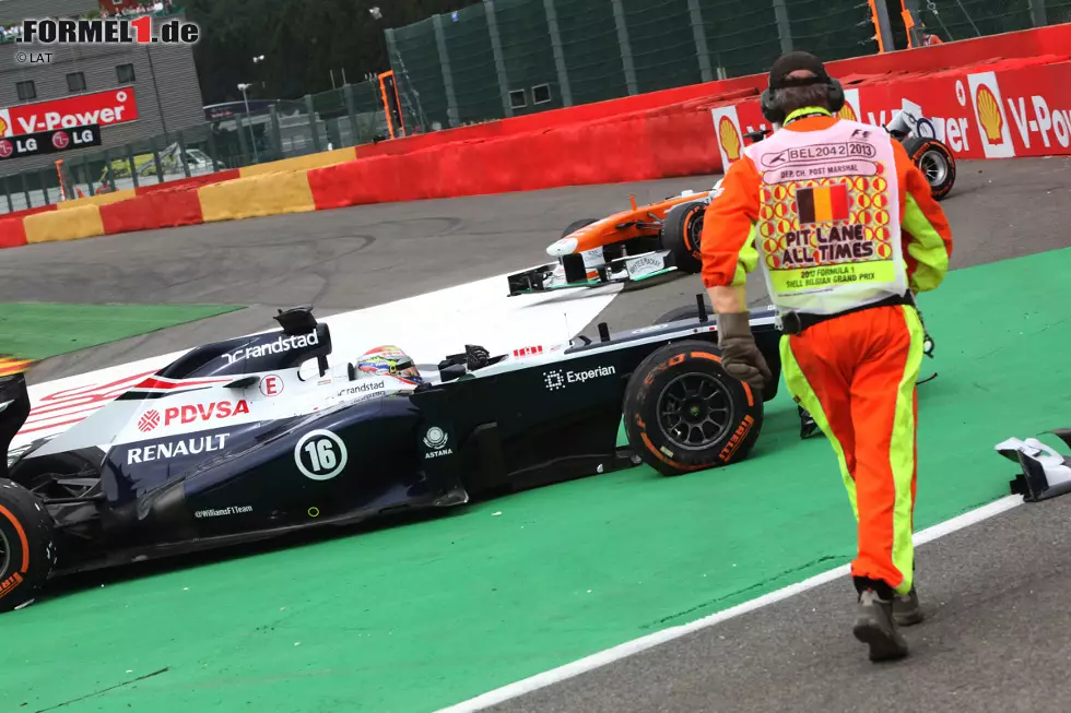Schlimmer erwischt es jedoch Sutils Teamkollege Paul di Resta. Auch der Brite hat Kontakt, und zwar mit dem Williams von Pastor Maldonado. Nach einer leichten Berührung will der Venezolaner dann in die Boxengasse abbiegen und räumt dabei den Force India ab. Für di Resta bedeutet das einen frühen Feierabend, für Maldonado eine Stop-and-Go-Strafe. Foto zur News: Schlimmer erwischt es jedoch Sutils Teamkollege Paul di Resta. Auch der Brite hat Kontakt, und zwar mit dem Williams von Pastor Maldonado. Nach einer leichten Berührung will der Venezolaner dann in die Boxengasse abbiegen und räumt dabei den Force India ab. Für di Resta bedeutet das einen frühen Feierabend, für Maldonado eine Stop-and-Go-Strafe.