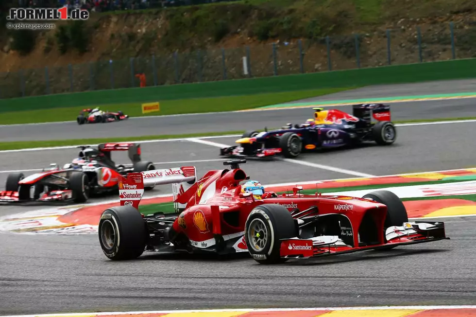 Fernando Alonso fährt derweil ein problemfreies Rennen und kämpft sich mit einer starken Leistung und guter Taktik an Jenson Button, Nico Rosberg und Lewis Hamilton vorbei. Platz zwei lautet am Ende das verdiente Ergebnis für den Ferrari-Piloten. Foto zur News: Fernando Alonso fährt derweil ein problemfreies Rennen und kämpft sich mit einer starken Leistung und guter Taktik an Jenson Button, Nico Rosberg und Lewis Hamilton vorbei. Platz zwei lautet am Ende das verdiente Ergebnis für den Ferrari-Piloten.