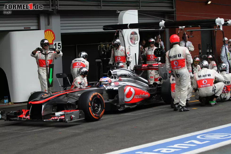 Auch Button ist zwischenzeitlich auf Podestkurs. Der McLaren-Pilot ist lange auf Platz drei unterwegs und zieht sogar eine Einstoppstrategie in Erwägung, bis seine Reifen neun Runden vor Schluss doch noch in die Knie gehen und er nur als Sechster ins Ziel kommt. Foto zur News: Auch Button ist zwischenzeitlich auf Podestkurs. Der McLaren-Pilot ist lange auf Platz drei unterwegs und zieht sogar eine Einstoppstrategie in Erwägung, bis seine Reifen neun Runden vor Schluss doch noch in die Knie gehen und er nur als Sechster ins Ziel kommt.
