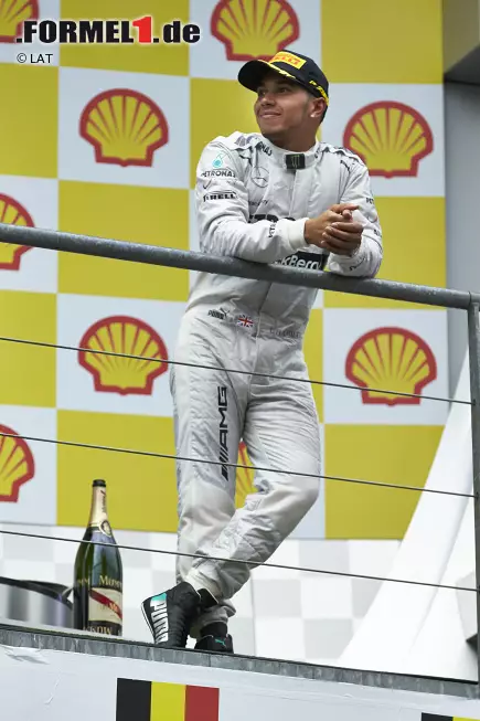 Auf dem Podium hält Hamilton noch einmal inne. Ob er da schon ahnt, dass Vettel bis zum Saisonende nicht mehr vom Siegertreppchen zu stoßen ist? Foto zur News: Auf dem Podium hält Hamilton noch einmal inne. Ob er da schon ahnt, dass Vettel bis zum Saisonende nicht mehr vom Siegertreppchen zu stoßen ist?