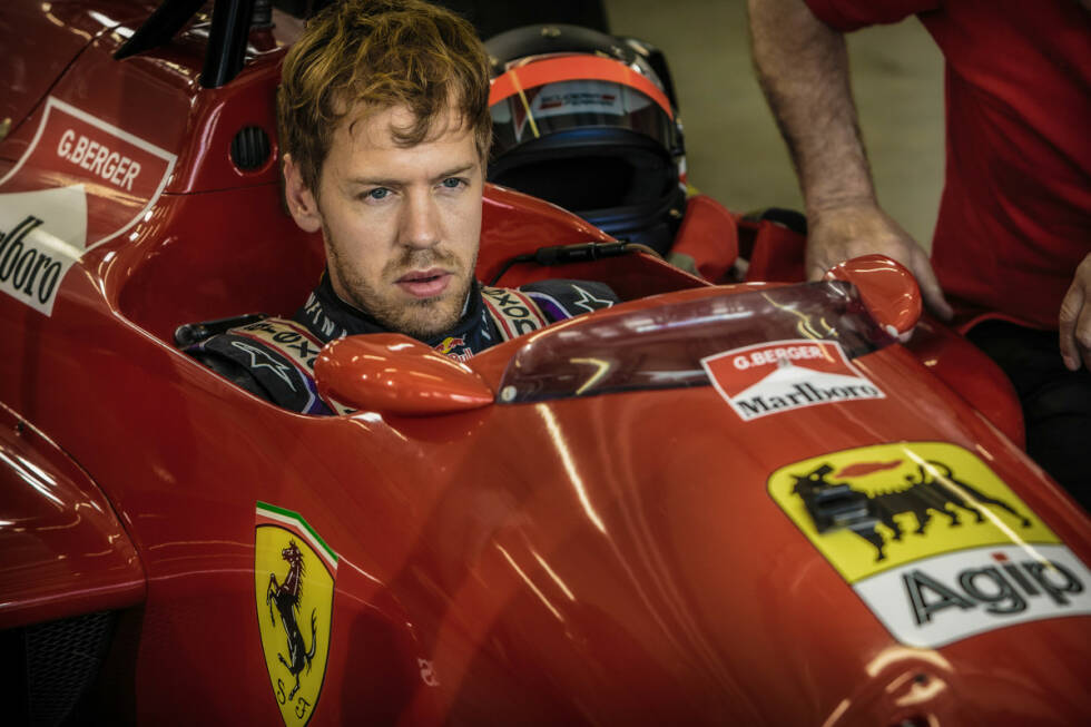 Foto zur News: Für Vettel, der nur die Hightech-Formel-1 der heutigen Zeit gewohnt ist, ist der Ferrari ein richtiger Kulturschock: Seine Schultern schauen oben heraus, es gibt einen Schaltknüppel, drei Pedale - und natürlich keine Servolenkung. Zudem zeigen Vettels Beine nach unten anstatt wie in den heutigen Boliden nach oben. Noch keinen Meter ist Vettel gefahren, da lautet sein erstes Fazit: &quot;Befremdlich!&quot;