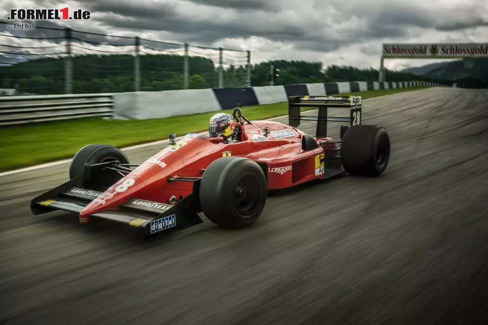 Foto zur News: An dieses Bild müssen sich die Formel-1-Fans künftig gewöhnen: Sebastian Vettel im Ferrari! Zugegeben, die erste Testfahrt absolvierte der Heppenheimer in Spielberg noch nicht, dafür machte er sich in Gerhard Bergers rotem Renner von 1988 mit dem Mythosmarken-Feeling der Scuderia vertraut.