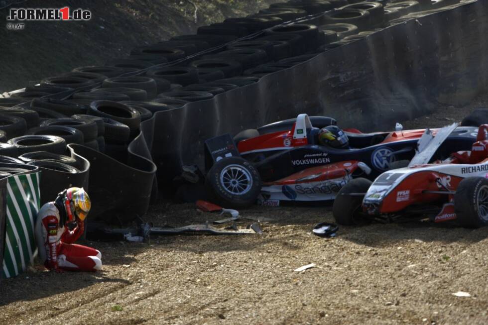 Foto zur News: Große Highlights wechseln sich mit Tiefschlägen ab. Immer wieder wird der damals oft ungestüme Jules Bianchi in Unfälle verwickelt, wie hier 2009 beim Formel-3-Rennen in Brands Hatch.