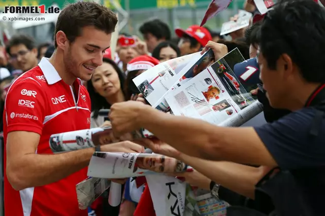 Foto zur News: Der Suzuka-Grand-Prix ist von Anfang an kein Wochenende wie jedes andere für Jules Bianchi. Er ist noch gar nicht an der Strecke angekommen, da spekulieren italienische Medien bereits darüber, wann Ferrari seinem Toptalent die Chance im Werksauto einräumt - schließlich setzten die Roten schon zuvor bei mehreren Testgelegenheiten auf den 25-Jährigen und ein Abgang Fernando Alonsos wird immer konkreter.