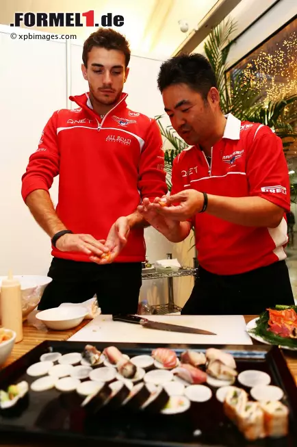 Foto zur News: Zur Stärkung bei den nahenden, großen Aufgaben gibt es Sushi und andere Spezialitäten von einem Koch, den Marussia eigens für Suzuka angeheuert hat. Auf die frittierten Jalapenos, nur für die Härtesten unter der Sonne, verzichtet Bianchi freiwillig.