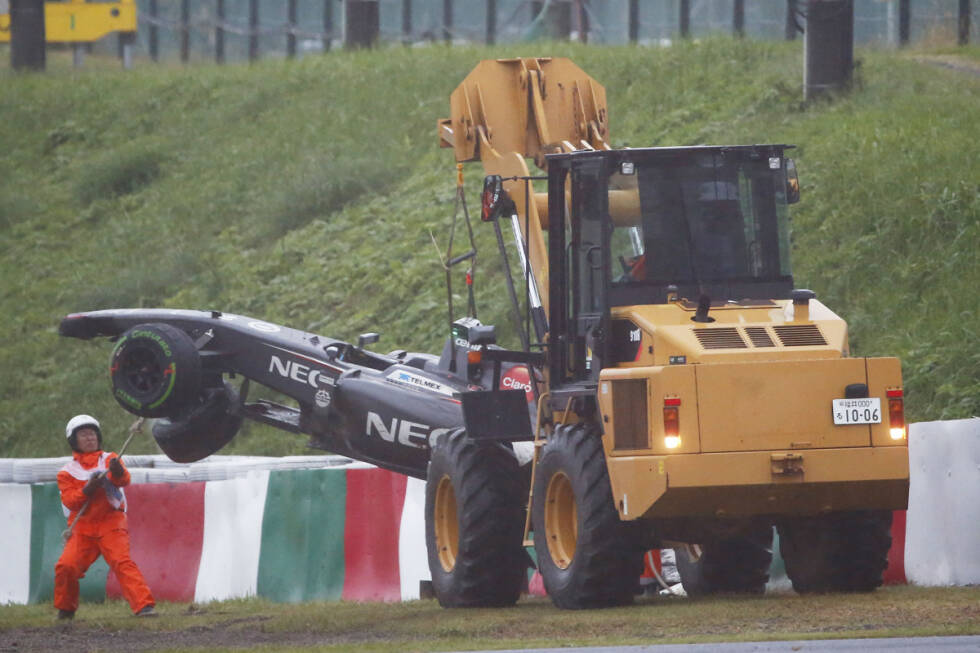 Foto zur News: Trotz inzwischen doppelt gelb geschwenkter Flaggen kommt der Marussia von Bianchi am Scheitelpunkt der Dunlop-Kurve ins Rutschen, noch bevor die Bergungsarbeiten abgeschlossen sind. Der Franzose korrigiert, kann aber den Gegenpendler nicht mehr abfangen...