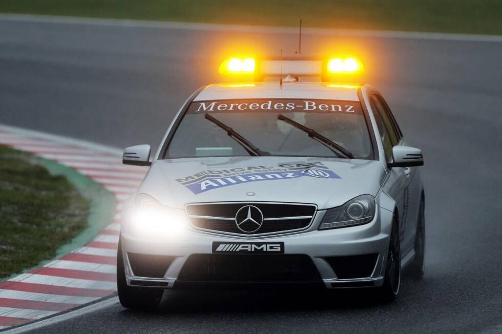 Foto zur News: Alan van der Merwe eilt mit dem Medical-Car zur Unfallstelle. Formel-1-Chefarzt Ian Roberts befindet sich auf dem Beifahrersitz und leistet Ersthilfe.