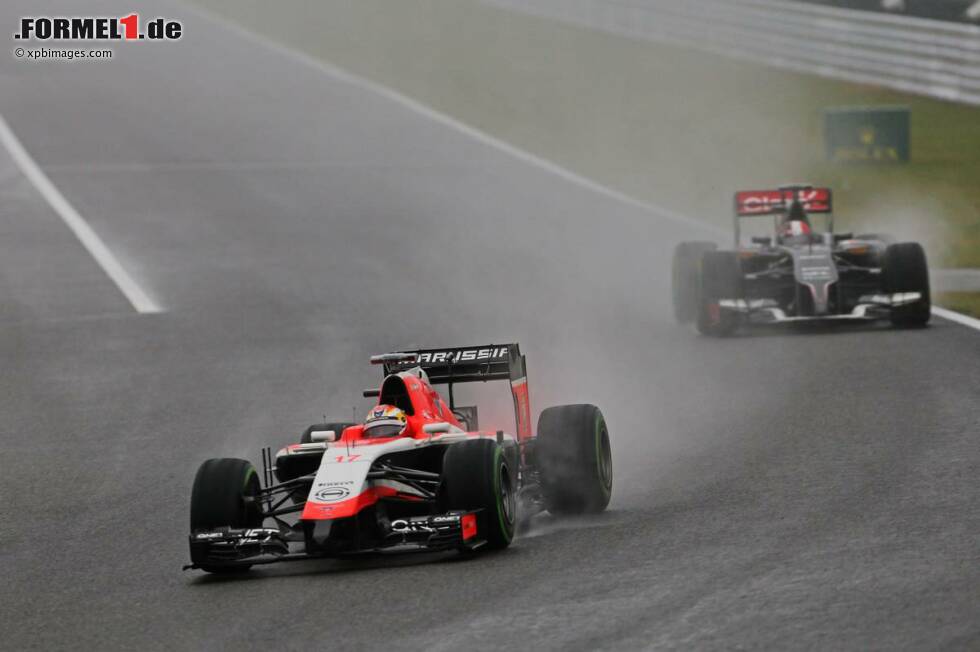 Beginn der 41. Runde beim Grand Prix von Japan: Jules Bianchi liegt an 17. Position, auf der Ziellinie genau 0,5 Sekunden vor Adrian Sutil, der kurz zuvor an der Box war. Aber zum Duell der beiden kommt es nicht. Beginn der 41. Runde beim Grand Prix von Japan: Jules Bianchi liegt an 17. Position, auf der Ziellinie genau 0,5 Sekunden vor Adrian Sutil, der kurz zuvor an der Box war. Aber zum Duell der beiden kommt es nicht.