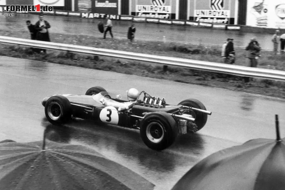 Mit Cooper ging es anschließend bergab und Brabham baute seinen eigenen Rennstall auf, mit dem 1962 erstmals an den Start ging. Weil die Motoren auf 1,5 Liter Hubraum limitiert waren, blieben Erfolge allerdings Mangelware. Erst 1966 erlaubten die Regelhüter überraschend 3-Liter-Aggregate, was Brabham gemeinsam mit der Firma Repco mit einer Nacht-und-Nebelaktion für sich nutzte: Ein sehr simpler V8-Motor war ein Zuverlässigkeitsgarant und Gold wert. Foto zur News: Mit Cooper ging es anschließend bergab und Brabham baute seinen eigenen Rennstall auf, mit dem 1962 erstmals an den Start ging. Weil die Motoren auf 1,5 Liter Hubraum limitiert waren, blieben Erfolge allerdings Mangelware. Erst 1966 erlaubten die Regelhüter überraschend 3-Liter-Aggregate, was Brabham gemeinsam mit der Firma Repco mit einer Nacht-und-Nebelaktion für sich nutzte: Ein sehr simpler V8-Motor war ein Zuverlässigkeitsgarant und Gold wert.