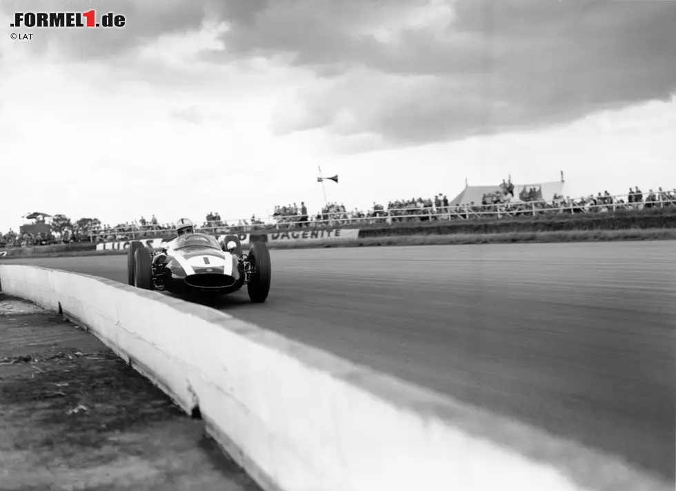 Doch schon 1960 strafte Brabham die Kritiker: Er fuhr weiter für Cooper, schraubte aber parallel an seinen eigenen Autos. Fünf Siege in Serie brachten ihm nach einem verkorksten Saisonstart die zweite Krone. Sein Teamkollege Bruce McLaren hatte das Nachsehen - und damit ausgerechnet der Fahrer, der selbst das Potenzial hatte, als Pilot und Konstrukteur Weltmeister zu werden. Foto zur News: Doch schon 1960 strafte Brabham die Kritiker: Er fuhr weiter für Cooper, schraubte aber parallel an seinen eigenen Autos. Fünf Siege in Serie brachten ihm nach einem verkorksten Saisonstart die zweite Krone. Sein Teamkollege Bruce McLaren hatte das Nachsehen - und damit ausgerechnet der Fahrer, der selbst das Potenzial hatte, als Pilot und Konstrukteur Weltmeister zu werden.