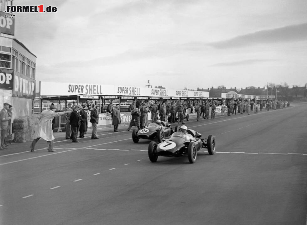 Foto zur News: Der Durchbruch kam bei einem Formel-1-Rennen in Snetterton, das nicht zur offiziellen WM zählte. Brabham duellierte sich lange mit Legende Sterling Moss um den Sieg, verlor den Zweikampf, aber gewann die Gewissheit, dass er eine Profikarriere im Motorsport anstreben wollte. Es kam nach einer missglücken Maserati-Expedition der Rückschritt in die Formel 2 mit Cooper, dazu bestritt Brabham Sportwagen-Rennen für Aston Martin und sporadische Einsätze in der Königsklasse.