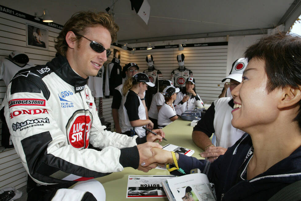 Foto zur News: 2003 geht Button dann für BAR an den Start. Bei den Fans ist er schnell deutlich gefragter als Teamkollege und Ex-Weltmeister Jacques Villeneuve, den er regelmäßig hinter sich lassen kann. Der Wechsel verleiht Buttons Karriere einen echten Aufschwung.