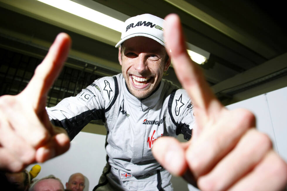 Foto zur News: Am Ende des Jahres 2009 schafft Button das, wovon er immer geträumt hat: Der Brite ist Weltmeister! Mit elf Punkten Vorsprung vor Sebastian Vettel sichert er sich den Titel. Der WM-Sieg bringt ihm für 2010 außerdem einen Vertrag bei McLaren ein.