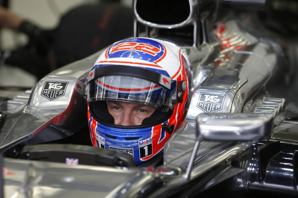 Foto zur News: Seit 2013 macht Button allerdings eine schwierige Zeit bei McLaren durch. Sein letzter Sieg datiert aus Brasilien 2012, und mit dem Team geht es nach dem Einstieg von Honda immer weiter zurück. Trotzdem kämpft sich Button mit Teamkollege Fernando Alonso durch.