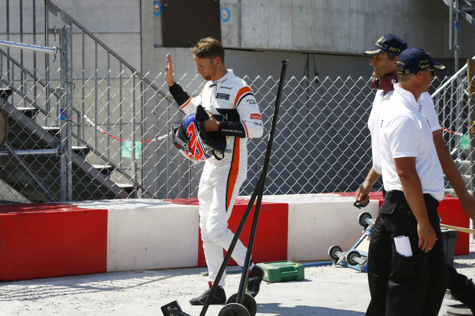 Foto zur News: 2017 gibt es noch einmal ein Kurz-Comeback: Button vertritt in Monaco Fernando Alonso bei McLaren, weil dieser zeitgleich beim Indy 500 an den Start geht. Sein letztes Formel-1-Rennen endet allerdings mit einem Crash. Nach seiner aktiven Karriere macht sich Button unter anderem als TV-Experte bei Sky einen Namen.