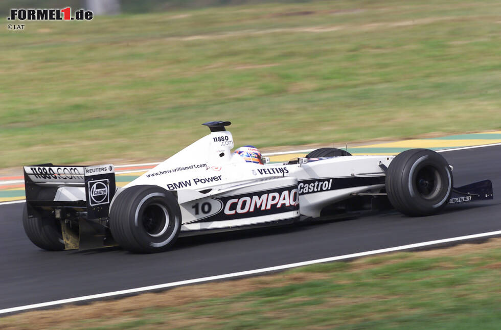 Foto zur News: Beim zweiten Saisonrennen in Braslien läuft es besser für den Rookie. Da David Coulthard nach dem Rennen disqualifiziert wird, rückt Button auf Platz sechs vor und holt damit den ersten Punkt seiner Formel-1-Karriere. Als damals jüngster Punktesammler aller Zeiten.