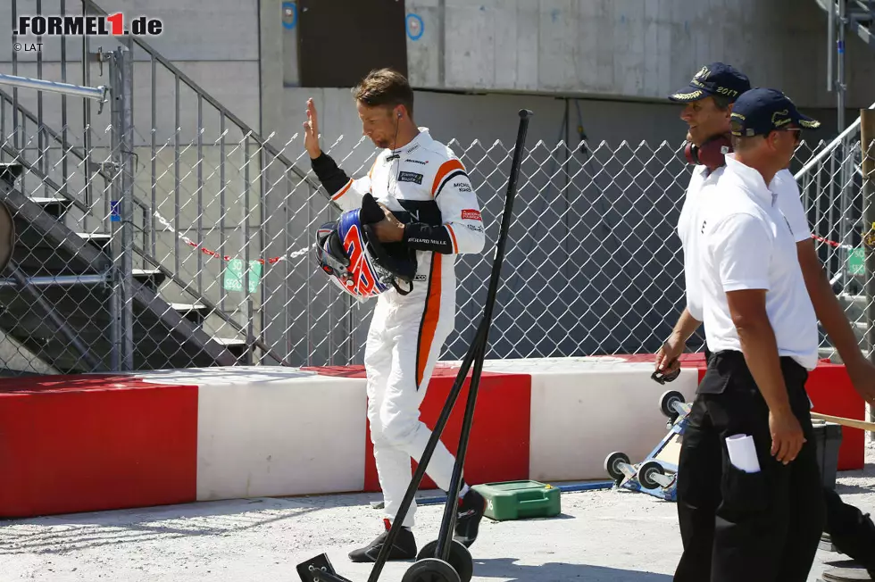 2017 gibt es noch einmal ein Kurz-Comeback: Button vertritt in Monaco Fernando Alonso bei McLaren, weil dieser zeitgleich beim Indy 500 an den Start geht. Sein letztes Formel-1-Rennen endet allerdings mit einem Crash. Nach seiner aktiven Karriere macht sich Button unter anderem als TV-Experte bei Sky einen Namen. Foto zur News: 2017 gibt es noch einmal ein Kurz-Comeback: Button vertritt in Monaco Fernando Alonso bei McLaren, weil dieser zeitgleich beim Indy 500 an den Start geht. Sein letztes Formel-1-Rennen endet allerdings mit einem Crash. Nach seiner aktiven Karriere macht sich Button unter anderem als TV-Experte bei Sky einen Namen.