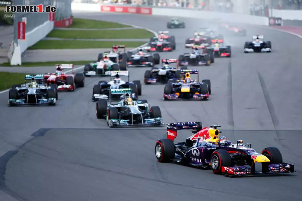 Vettel münzt seine Pole-Position am Start in eine Führung um, die er trotz des ein oder anderen kleinen Fahrfehlers während des gesamten Rennens nicht abgibt. Foto zur News: Vettel münzt seine Pole-Position am Start in eine Führung um, die er trotz des ein oder anderen kleinen Fahrfehlers während des gesamten Rennens nicht abgibt.