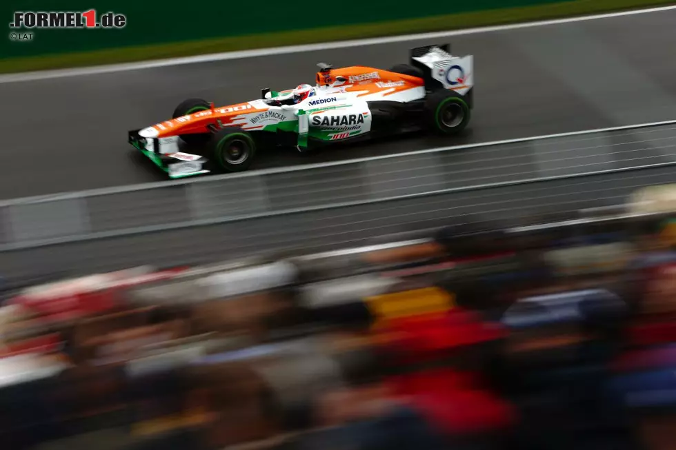 Foto zur News: Die erste Bestzeit des Wochenendes geht überraschend an Force-India-Mann Paul di Resta, der im ersten Freien Training auf abtrocknender Strecke die schnellste Runde fährt und anschließend von gelben Flaggen profitiert, die nach einem Unfall von Pastor Maldonado (Williams) geschwenkt werden.