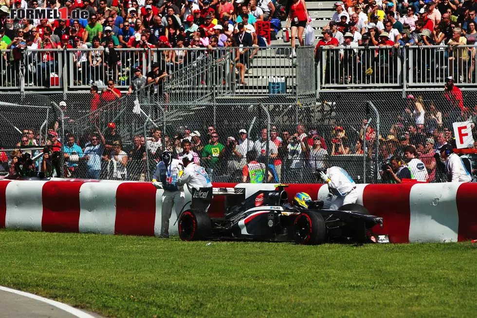Für Sauber-Pilot Esteban Gutierrez ist der Grand Prix wenige Runden vor dem Ende nach einem Abflug in Kurve zwei beendet. Doch sein Unfall soll dramatische Folgen haben. Foto zur News: Für Sauber-Pilot Esteban Gutierrez ist der Grand Prix wenige Runden vor dem Ende nach einem Abflug in Kurve zwei beendet. Doch sein Unfall soll dramatische Folgen haben.