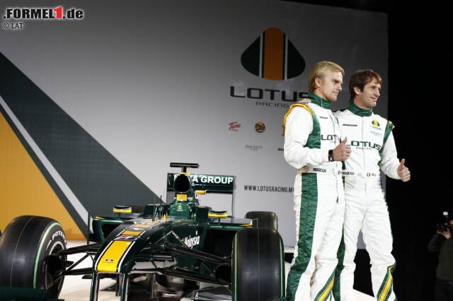 Foto zur News: 2010: Als eines von drei neuen Teams begrüßt die Formel 1 das Caterham-Team, das sich in der ersten Saison noch unter dem Namen Lotus eingeschrieben hat. Mit bekanntem Namen und dem British Racing Green startet Lotus mit vielen Vorschusslorbeeren